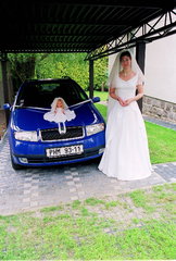 Nevěsta i panenka na autě mají stejný model