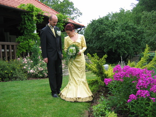 Svatební kostým pro nevěstu, ženich má ascot v barvě šatů nevěsty